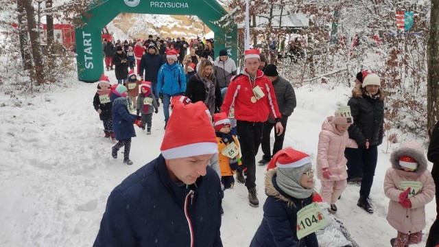 Śnieg i mróz nie przeszkodził biegaczom, którzy wzięli udział w Przysuskim Biegu Mikołajkowym.