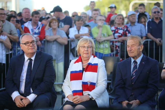 Od lewej wiceprezydent Krzysztof Lewandowski, prezydent Małgorzata Mańka-Szulik i legenda Górnika, Stanisław Oślizło.4Zobacz kolejne zdjęcia. Przesuwaj zdjęcia w prawo - naciśnij strzałkę lub przycisk NASTĘPNE