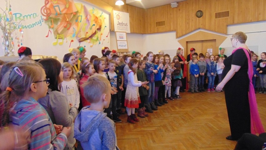 W spotkaniach z dziećmi biorą udział Poznańskie Senioritki....