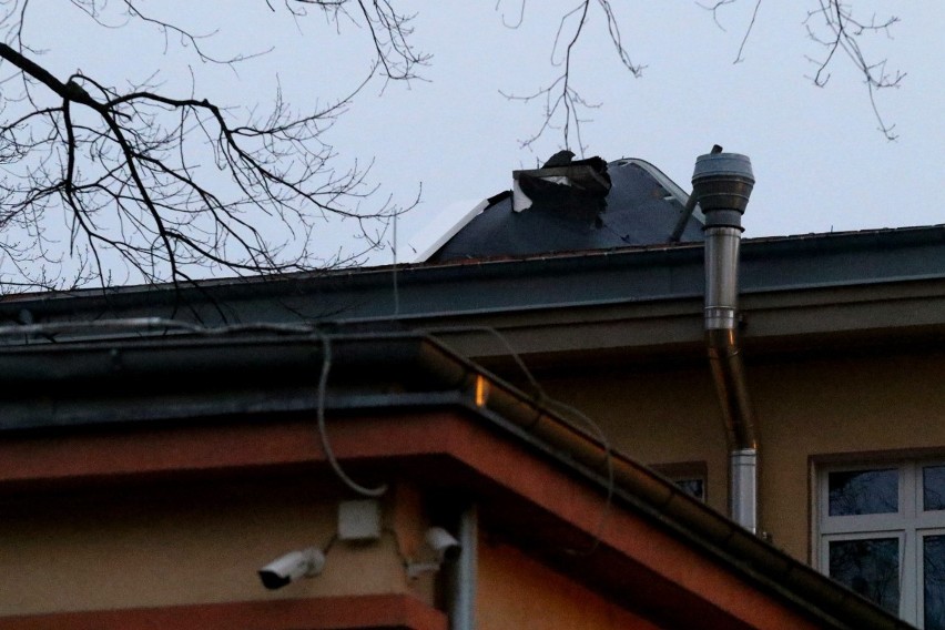 Wiatr zerwał dach szkoły przy ul. Chopina we Wrocławiu...
