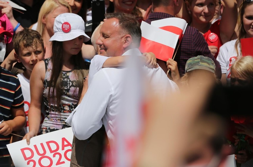 Andrzej Duda na Rynku chwali rozwój Wrocławia: chapeau bas! "Ten prezydent to hańba" - skanduje Strajk Kobiet