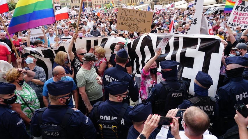 Andrzej Duda na Rynku chwali rozwój Wrocławia: chapeau bas! "Ten prezydent to hańba" - skanduje Strajk Kobiet