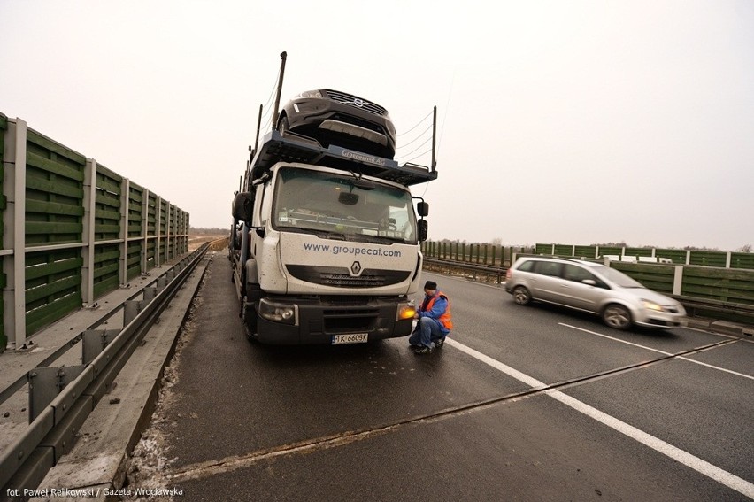 Wrocław: Wypadek dwóch ciężarówek i auta osobowego na AOW (ZDJĘCIA)