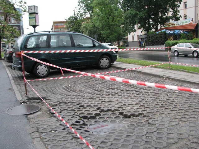 Zapadł się fragment ażurowej konstrukcji parkingu.