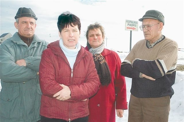 - Nie chcemy wielkiej kopalni piasku - mówią mieszkańcy Rzędowic, od lewej:Walter Dombek, Renata Świerczok, Małgorzata Ochman-Lizurek oraz Gerard Gaida. (fot. Mirosław Dragon)