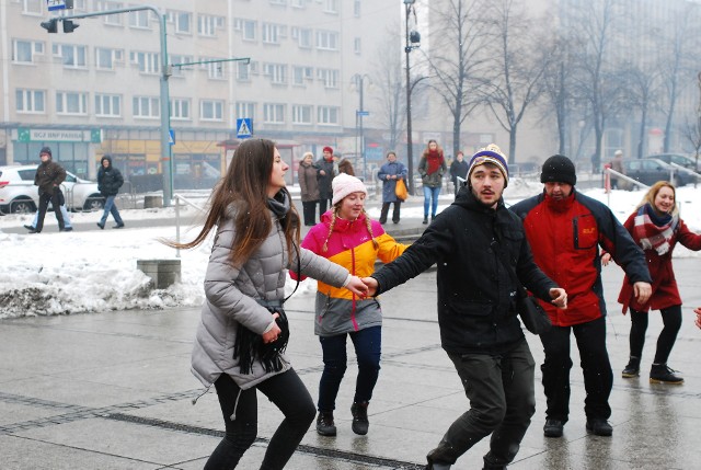 Maturzyści z Rudy Śląskiej zatańczyli poloneza i nie tylko