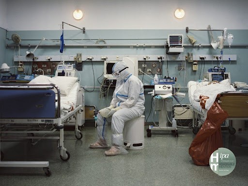 Sandomierskie Centrum Kultury zaprasza na wystawę fotografii reportażowej autorstwa Andrzeja Trawińskiego pt. „NURSES ON THE FRONT LINE”, nagrodzonej wyróżnieniem przez międzynarodowe środowisko fotograficzne - International Photography Awards™ w 2021 roku.