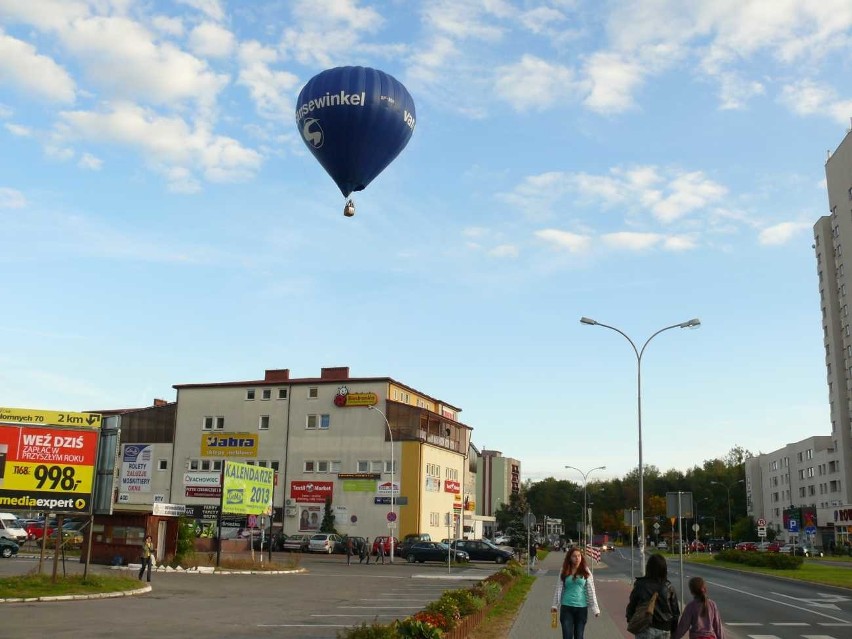 Centrum miasta z balonem na niebie.