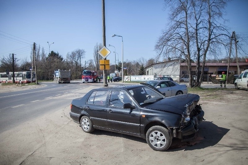 Wypadek na ul. Pomorskiej. Zderzenie dwóch aut, ranna pasażerka [ZDJĘCIA, FILM]