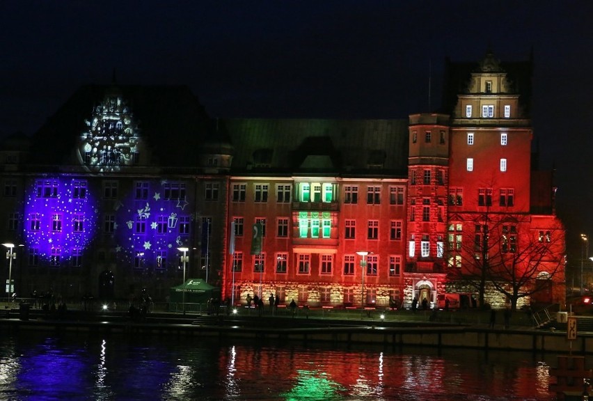 Efektowna iluminacja budynku Izby Celnej na Łasztowni...