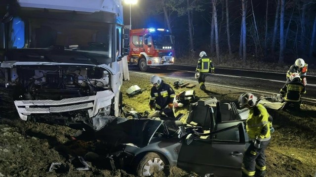 W zderzeniu auta osobowego z samochodem ciężarowym na DK10 między Makowiskami a Wypaleniskami zginął 25-letni pasażer auta.