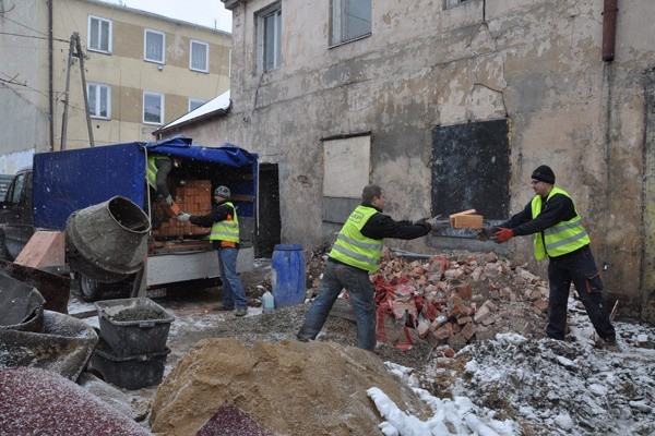 Na budowie przy pl. 11 Listopada praca wre.