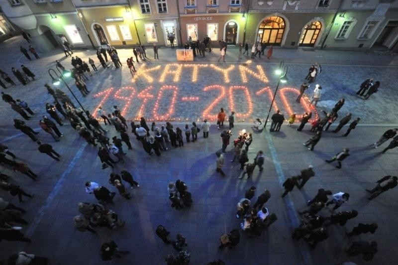 Hold ofiarom Katynia przed opolskim ratuszem