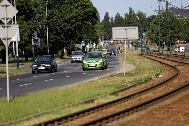 1. Policyjne statystyki pokazują jasno, że najwięcej zdarzeń drogowych z udziałem rowerzystów ma miejsce na al. Pokoju i ul. Mogilskiej. Od 1 stycznia 2016 roku do 10 czerwca 2018 roku na al. Pokoju doszło do aż 30 wypadków i 12 kolizji, w których rannych zostało 30 osób.