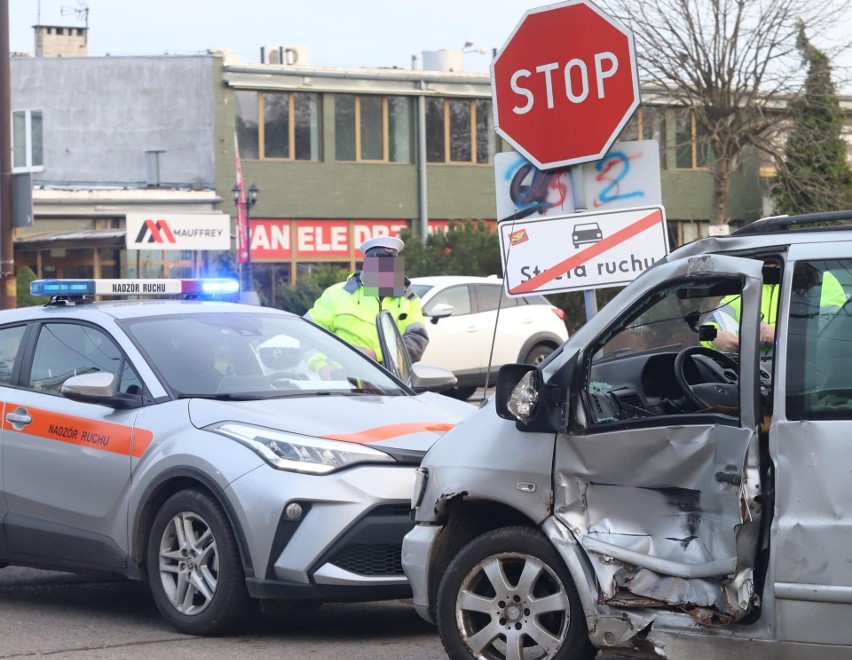Wypadek samochodu z tramwajem na ul. Tarnogajskiej....