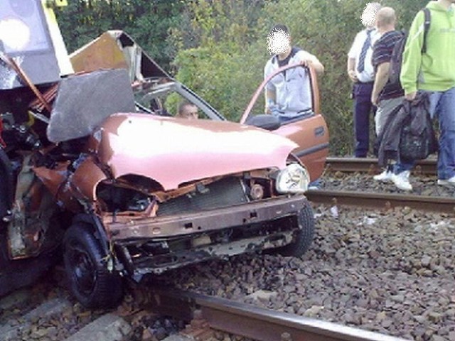 W Płomykowie samochód osobowy wjechał pod szynobus. Auto zostało doszczętnie zniszczone.