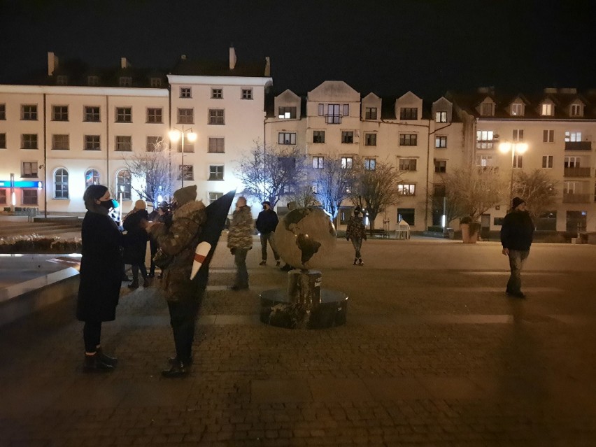 Spacer ulicami Ostrowca w niedzielę, 22 listopada. Protest w obronie kobiet. Interweniowała policja [WIDEO, ZDJĘCIA]