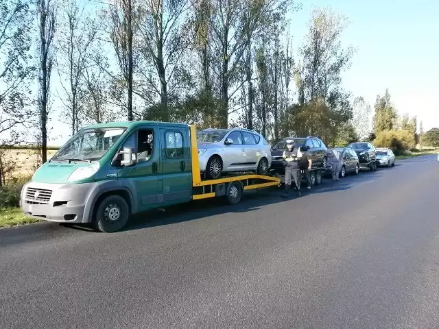 Z wyjaśnień mężczyzn, którzy spowodowali zagrożenie w ruchu drogowym i naruszyli przepisy dotyczące zasad holowania pojazdów wynikało, że w Dani popsuł się Citroen C4, dlatego aby nie organizować kolejnego transportu postanowili doholować się do Ostrołęki. Niestety nie wzięli pod uwagę zagrożenia, jakie sprawia tak długi skład uniemożliwiający wyprzedzanie i ciężar holowanego 6-tonowego składu, który kilkukrotnie zrywał linę holowniczą.fot. stargard.policja.gov.pl