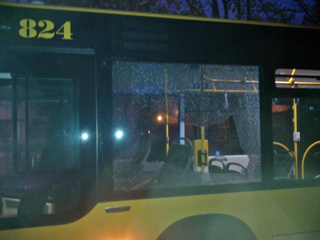W autobusie nr 824 wybita została szyba po lewej stronie, za kabiną kierowcy. Wstawienie takiej szyby, to koszt 1900 zł. 
