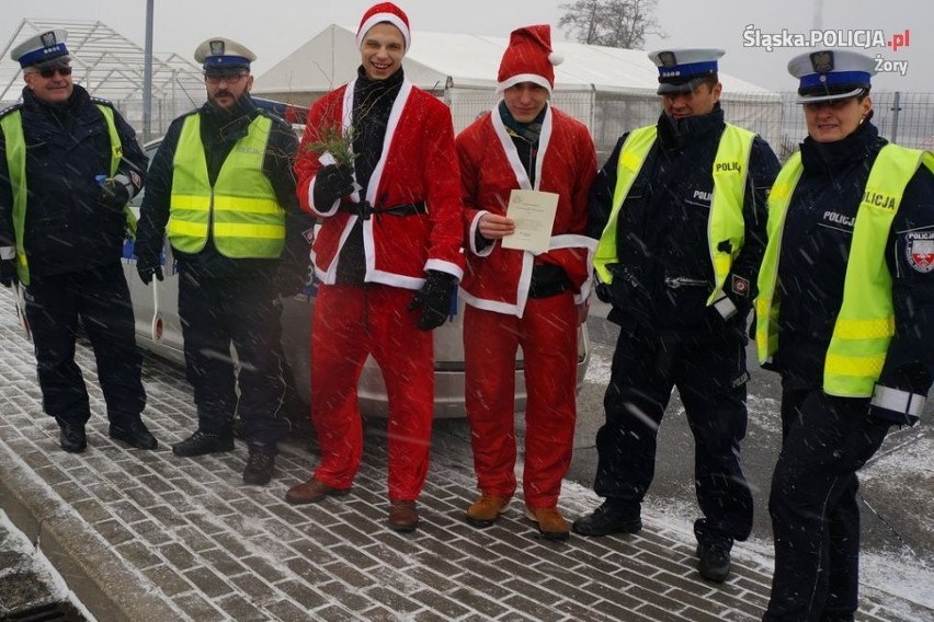 Kierowcy w Żorach przecierali oczy ze zdumienia - policji towarzyszył Św. Mikołaj [ZDJĘCIA]