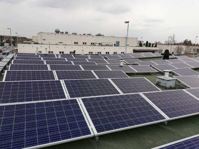 Na dachu Mazowieckiego Szpitala Specjalistycznego na radomskim Józefowie montowane są baterie słoneczne i ogniwa fotowoltaiczne.