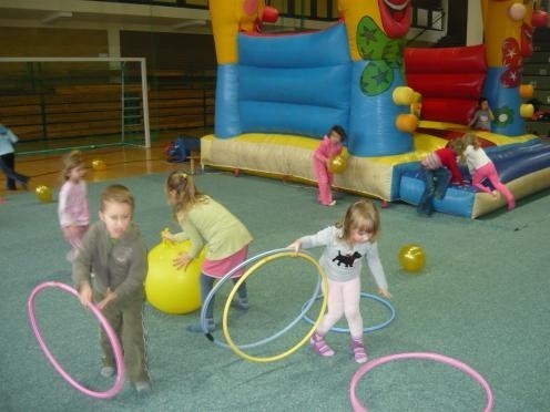 Dzieciom z Przedszkola nr 5 w Sokółce zorganizowano plac zabaw na sali gimnastycznej liceum w Sokółce