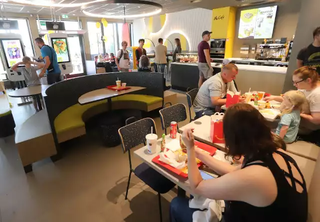 W Kozienicach działa pierwsza restauracja sieci McDonald's. Zobaczcie zdjęcia na kolejnych slajdach.