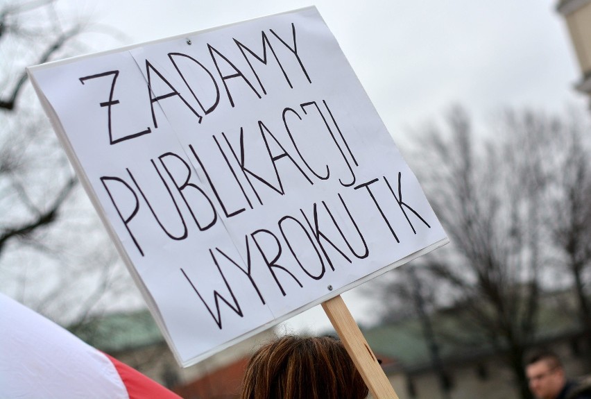 Komitet Obrony Demokracji manifestował w Lublinie. "Beata opublikuj!" [ZDJĘCIA, WIDEO]