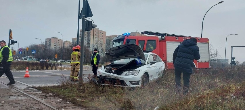 Wypadek w Łodzi na rondzie Sybiraków. Seat zderzył się z "ósemką". Mandat dla motorniczej ZDJĘCIA