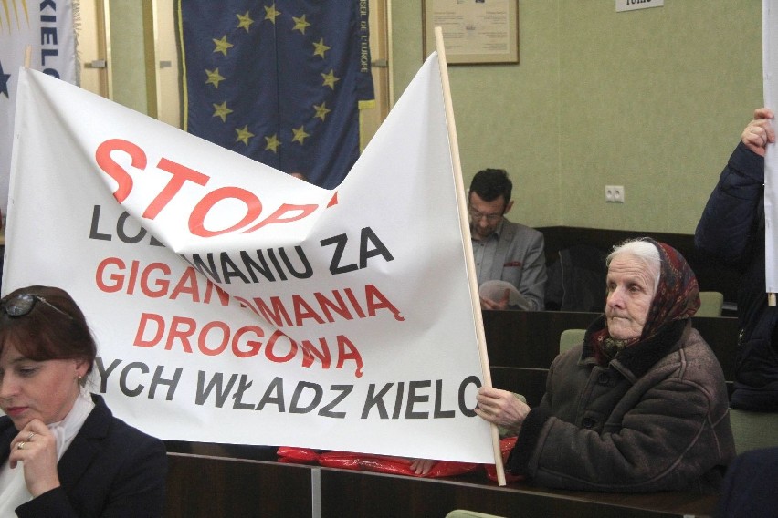 Radni Kielc dali pieniądze na ulicę Witosa, protestujący krzyczeli "hańba", "wstyd" 