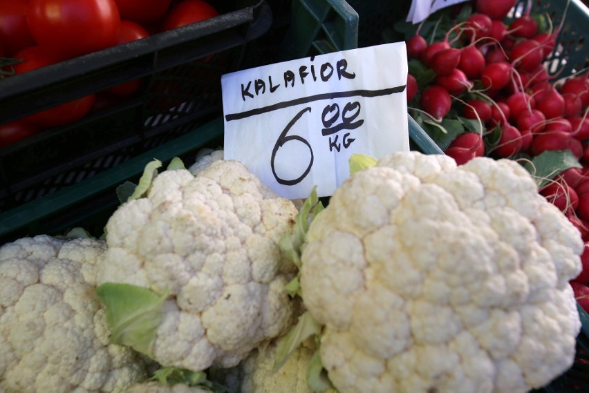 Ceny warzyw i owoców na targowisku miejskim w Katowicach