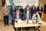 W Zachełmiu w gminie Zagnańsk na chodnik czekali 20 lat