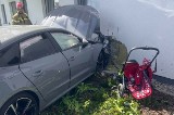 Wypadek na ul. Lawendowe Wzgórze w Gdańsku. 50-letni kierowca zasłabł za kierownicą i potrącił kobietę z dzieckiem