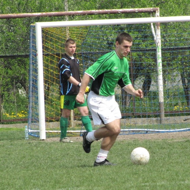 Paweł Krajewski został najskuteczniejszym piłkarzem rundy wiosennej, zaś jego brat Marek (w tle) najlepszym bramkarzem. W efekcie ich Stacja jest liderem rozgrywek i pewnie zmierza po obronę mistrzostwa.