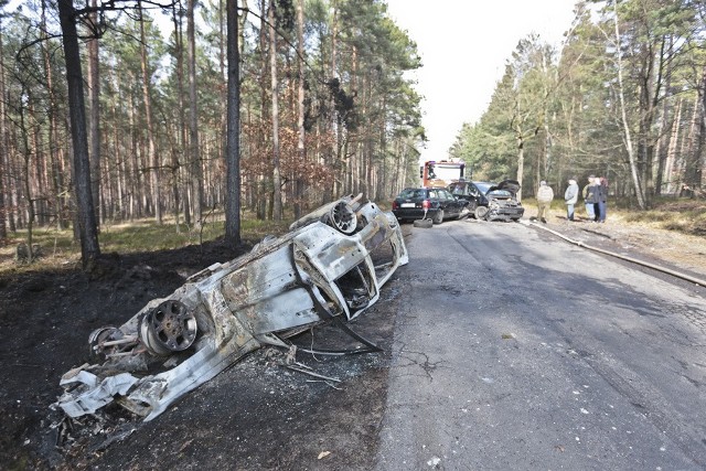 Do wypadku doszło w sobotę (5 marca) w Kotowicach (gmina Nowogród Bobrzański). Młody kierowca audi staranował jeepa i forda galaxy. Jeep dachował i zapalił się. Z płonącego auta cudem wyszli proboszcz i ksiądz. Obaj trafili do szpitala.Proboszcz z okolicznej parafii razem z księdzem jechali drogą w Kotowicach. Nagle prosto na nich wyjechało rozpędzone audi. Młody kierowca zaczął wyprzedzać samochody nie upewniając się, że ma miejsce na drodze. Audi uderzyło w jeepa, który wypadł z drogi. Jeep dachował na poboczu i stanął w płomieniach. Audi zderzyło się jeszcze z fordem galaxy.Na szczęście w płonącym samochodzie otworzyły się drzwi. Z auta uciekł proboszcz i jadący z nim ksiądz. Samochód spłonął doszczętnie.Na miejsce przyjechała policja, straż pożarna i karetki pogotowia ratunkowego. Ksiądz i proboszcz zostali przewiezieni do szpitala w Zielonej Górze.