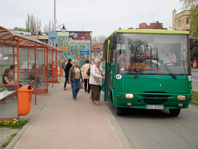 Przystanek autobusowy na ul. 1 Maja w Andrychowie. Stąd ludzie odjeżdżają do pracy. W powiecie wadowickim taka komunikacja publiczna działa tylko w gminie Andrychów.