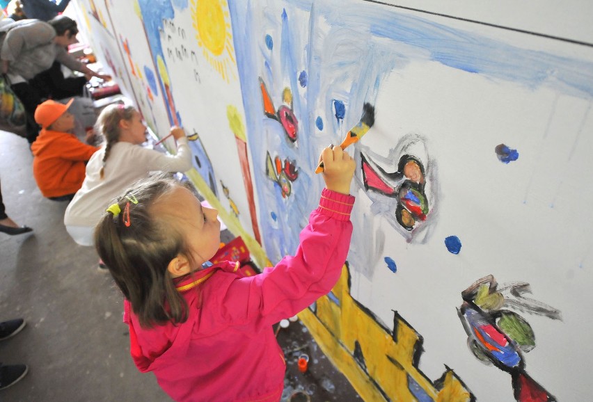 Dzieci malowały w tunelu w parku w Koszalinie.