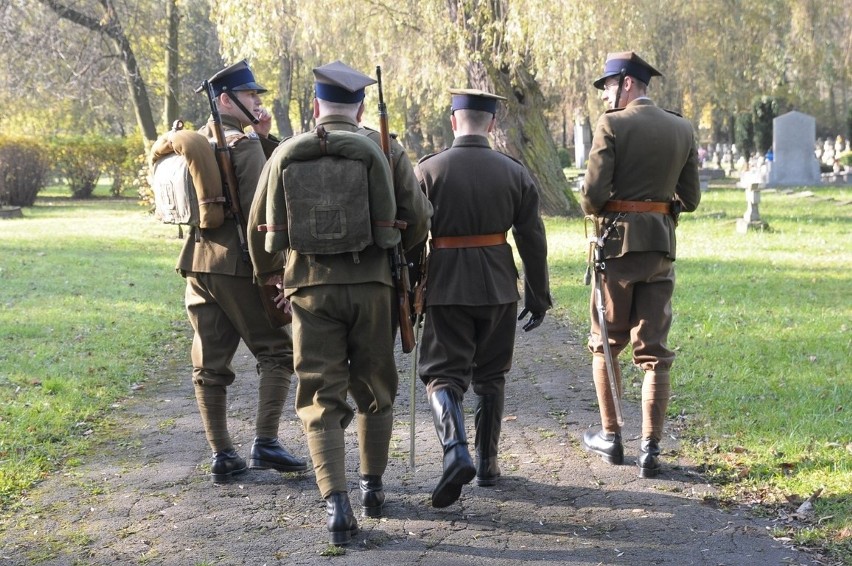 Uroczysta odprawa wart na cmentarzu wojskowym w Katowicach