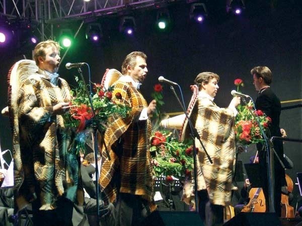 Dariusz Stachura (w środku) czarował mielczanki w trakcie ubiegłorocznego koncertu Trzech Tenorów. W tym roku wystąpi ponownie w Wielkiej Gali Operowej.
