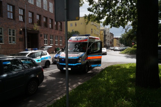 Mieszkająca w miejscowości Siemianice kobieta, została potrącona przez mieszkańca Słupska, kierującego audi. Do zdarzenia doszło na przejściu dla pieszych, na wysokości byłego biurowca MZK. Ze wstępnych ustaleń wynika, że zawinił kierowca samochodu, który mógł nie zauważyć rowerzystki.