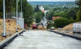 Jeszcze dwa dni zostały firmie, żeby położyć warstwę asfaltu na Nowotoruńskiej
