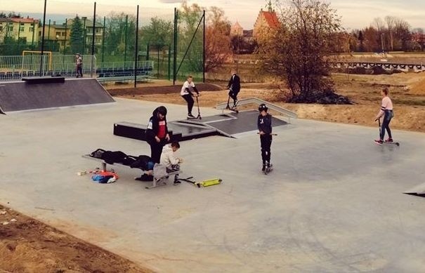 Ze skate parku nad zalewem w Szydłowcu chętnie korzysta młodzież.