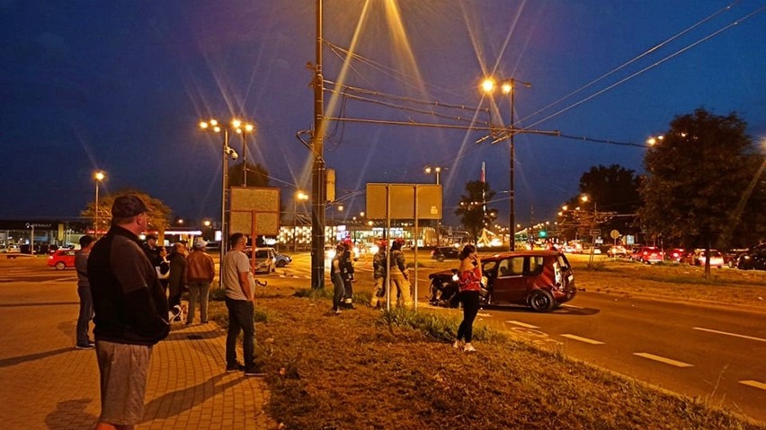 Lublin: Groźny wypadek na rondzie. Na skrzyżowaniu ul. Ruskiej i Podzamcze zderzyły się dwa samochody. Są ranni
