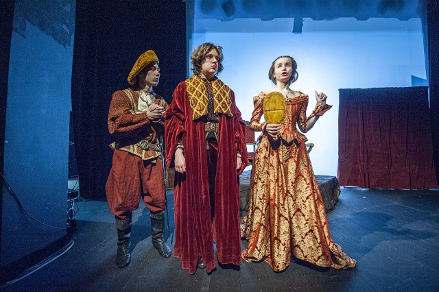 Przedstawienie powstało na podstawie fragmentów „Ubu Króla” Alfreda Jarry'ego, jest zagrane przez młodzież z Polski, Ukrainy i Białorusi.
