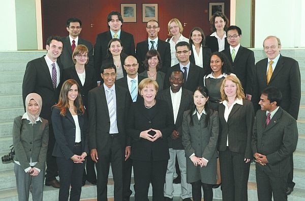 Ewa Dąbrowska (w środkowym rzędzie, druga od lewej) w towarzystwie kanclerz Niemiec Angeli Merkel oraz najlepszych studentów zza granicy