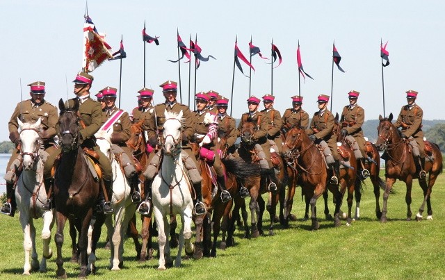 Szwadrony kawalerii po defiladzie przemaszerują przez błonia nadwiślańskie.