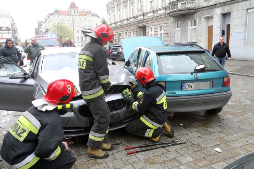 Wypadek na Kleczkowie. BMW uderzyło w opla (ZDJĘCIA)