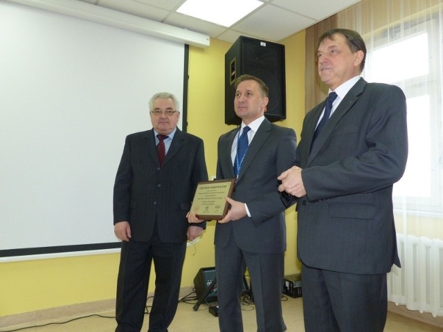 Jerzy Hennig, dyrektor Centrum Monitorowania Jakością (z lewej) przekazał certyfikat dyrektorowi szpitala Sebastianowi Petrykowskiemu. Obok starosta Dariusz Dąbrowski.