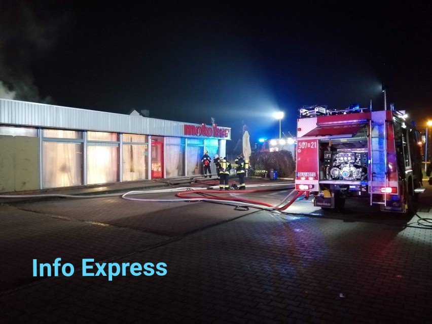 Pożar restauracji w Gwoździanach. Na miejsce skierowano 10 zastępów straży pożarnej ZDJĘCIA