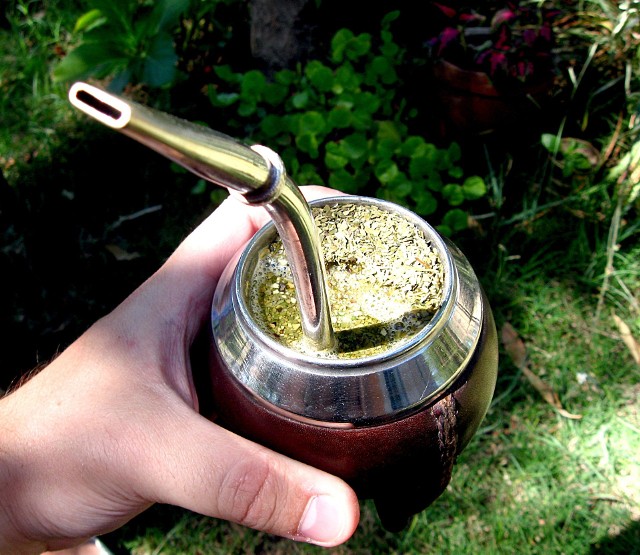 Herbaty mają wiele dobroczynnych właściwościParzeniu Yerba Mate towarzyszy cała otoczka. Pije się ją przez bombille, a zaparza w specjalnych naczyniach.